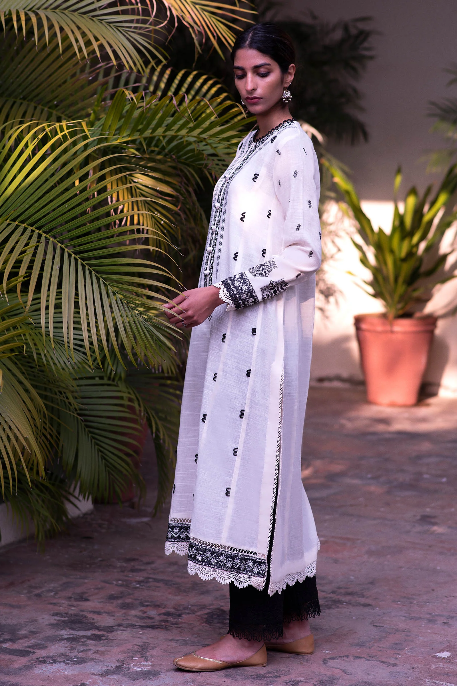 BLACK & WHITE KANTHA (ZRW-20643)