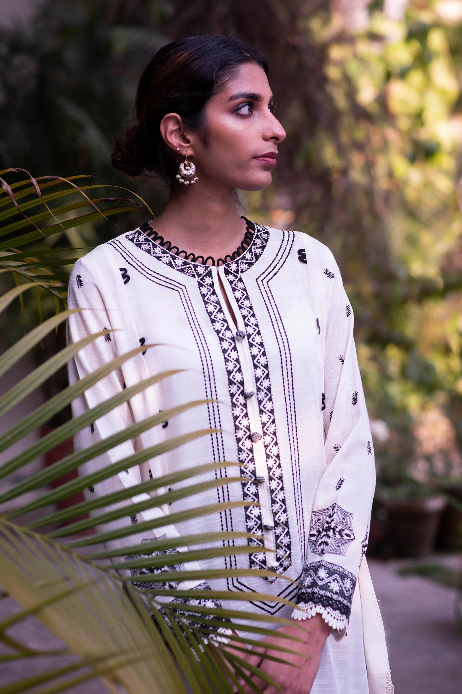 BLACK & WHITE KANTHA (ZRW-20643)